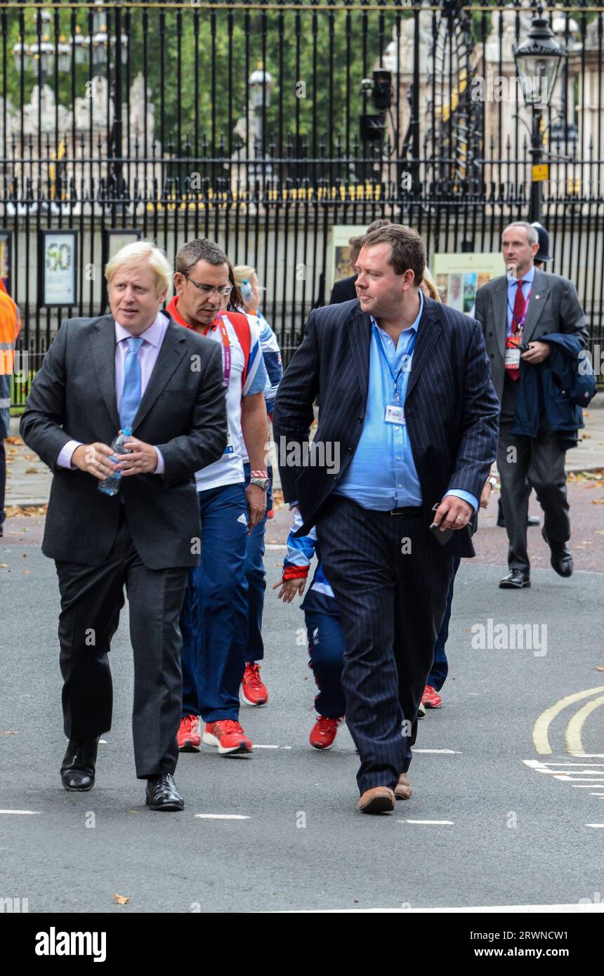 Boris Johnson con il Team GB Olympians che lascia Buckingham Palace dopo la parata della vittoria. Olimpiadi di Londra 2012. Foto Stock