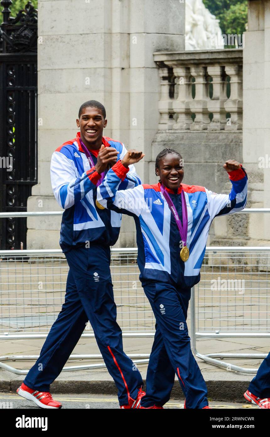 I pugili Anthony Joshua e Nicola Adams del Team GB Olympians lasciano Buckingham Palace dopo la parata della vittoria. Olimpiadi di Londra 2012 Foto Stock