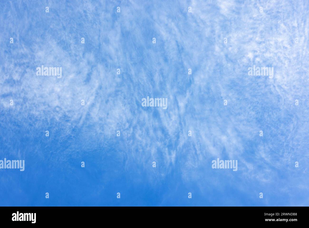 Il cielo blu con le nuvole di altocumulo bianche si sovrappongono a una giornata di sole, con una texture naturale sullo sfondo Foto Stock