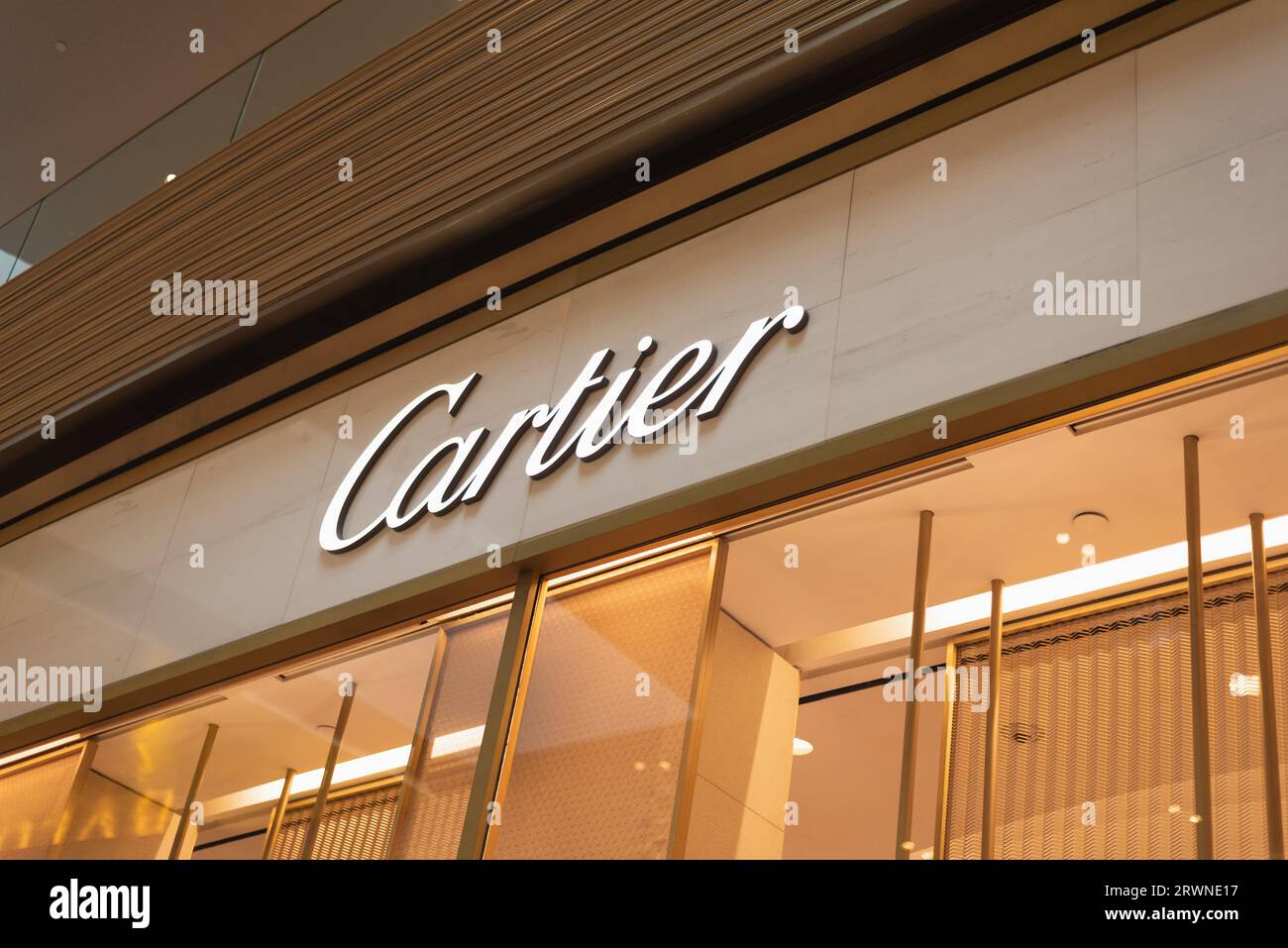 Bangkok, Thailandia - 2 settembre 2023: Esterno del negozio Cartier presso il centro commerciale Iconsiam. Foto Stock