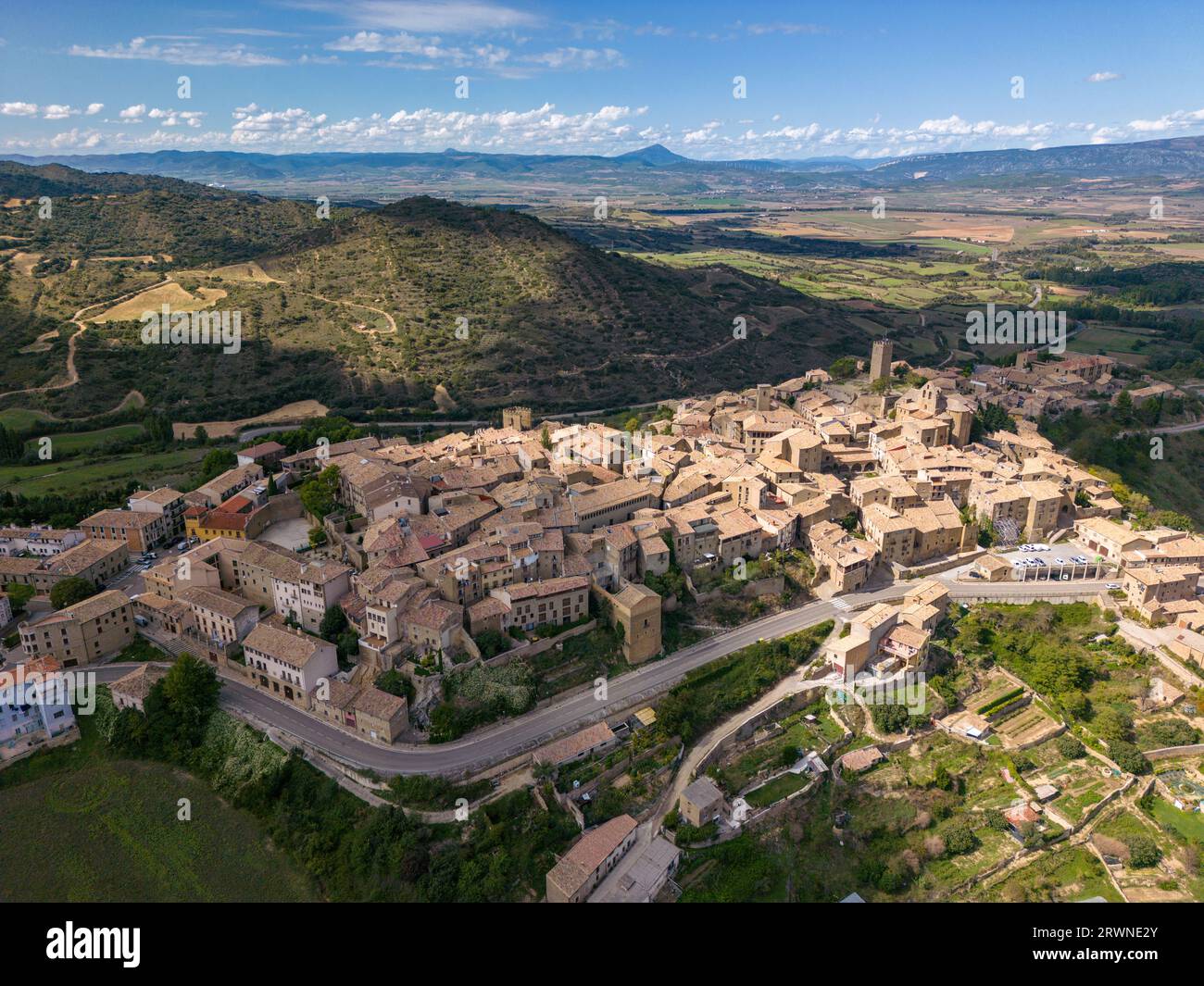 Foto aerea con drone della città di nome SOS del Rey Catolico nella provincia di Saragozza, Spagna settentrionale. Foto Stock