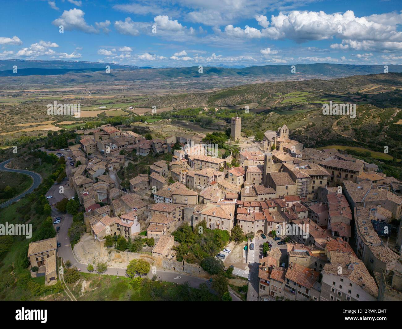 Foto aerea con drone della città di nome SOS del Rey Catolico nella provincia di Saragozza, Spagna settentrionale. Foto Stock