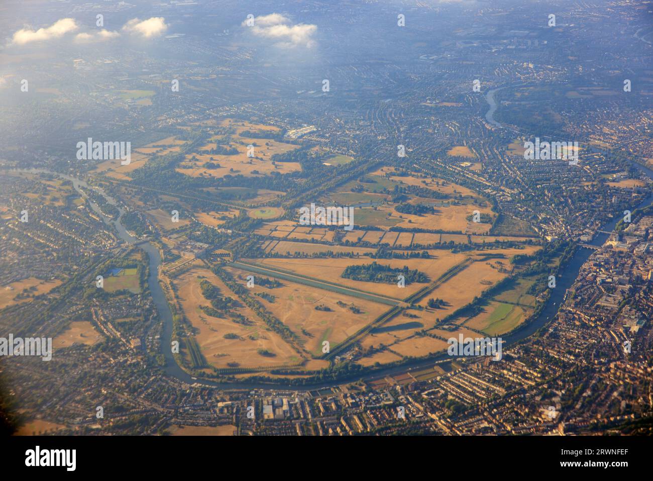 Hampton Court Palace, un palazzo reale di grado i nel borgo londinese di Richmond upon Thames visto dall'alto. Foto Stock