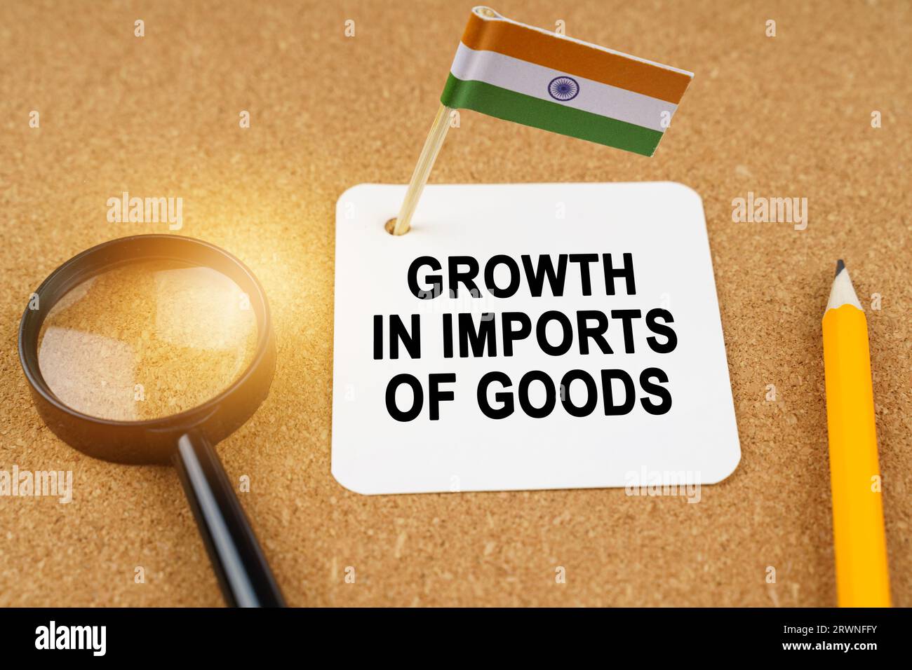 Economia e finanza. Sul tavolo ci sono una lente d'ingrandimento, una matita, la bandiera dell'India e un foglio di carta con l'iscrizione - crescita in im Foto Stock