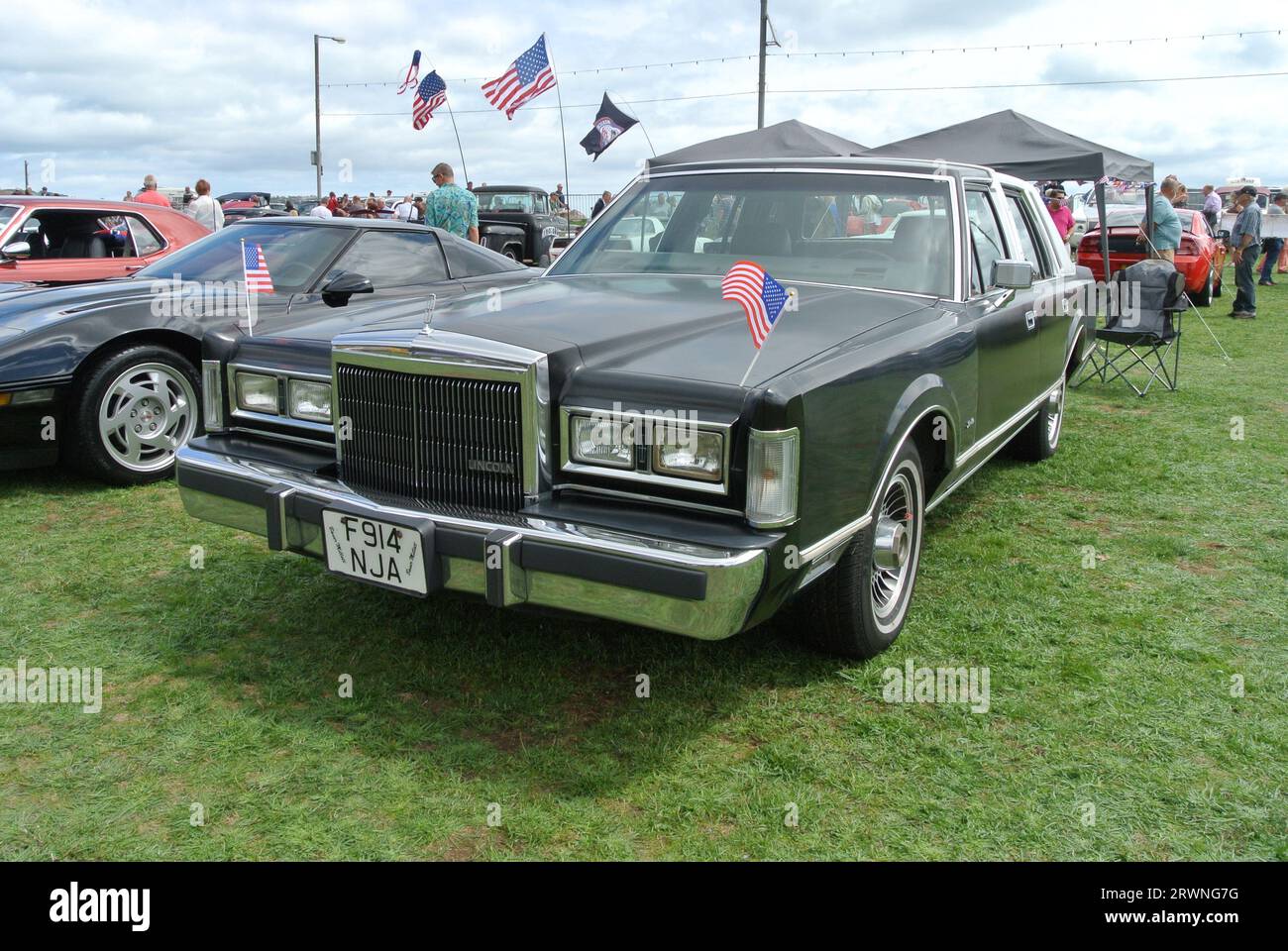 Una Lincoln Town Car del 1989 parcheggiata in mostra alla mostra di auto d'epoca della Riviera inglese, Paignton, Devon, Inghilterra, Regno Unito. Foto Stock