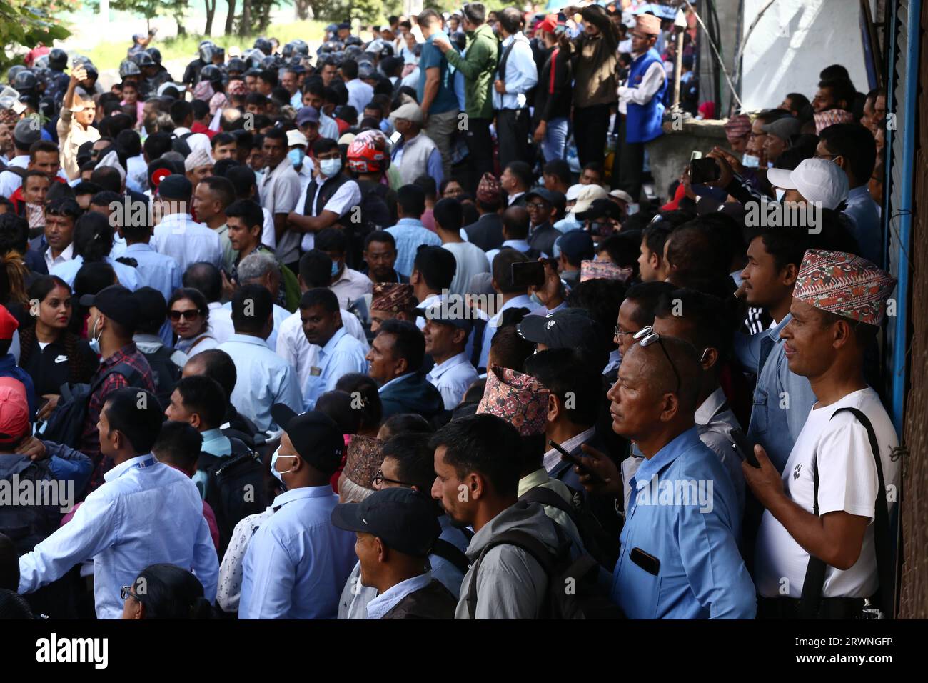 Il 20 settembre 2023, a Kathmandu, Nepal. Una massa di insegnanti nepalesi affiliati alla Nepal Teacher's Association (NTA) si sono riuniti vicino all'edificio del parlamento federale durante la protesta contro l'emendamento alla "legge sull'educazione scolastica". L'emendamento per la "legge sull'istruzione scolastica” è stato registrato in Parlamento all'inizio di questa settimana. L'associazione organizzò una protesta dopo che il governo non riuscì a soddisfare le loro richieste secondo l'accordo. (Foto di Abhishek Maharjan/Sipa USA) credito: SIPA USA/Alamy Live News Foto Stock