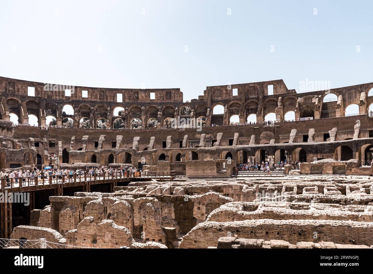 Vista interna di un antico anfiteatro del Colosseo, a Roma, Italia Foto Stock