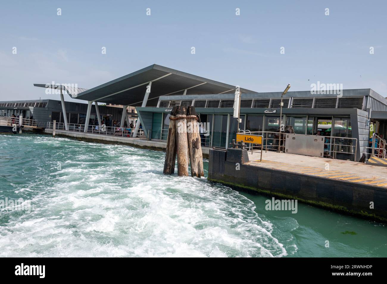 Pontile per il vaporetto (vaporetto di Venezia) al Lido di Venezia o al Lido di Venezia, sull'isola barriera lunga 11 chilometri nella laguna veneta Foto Stock