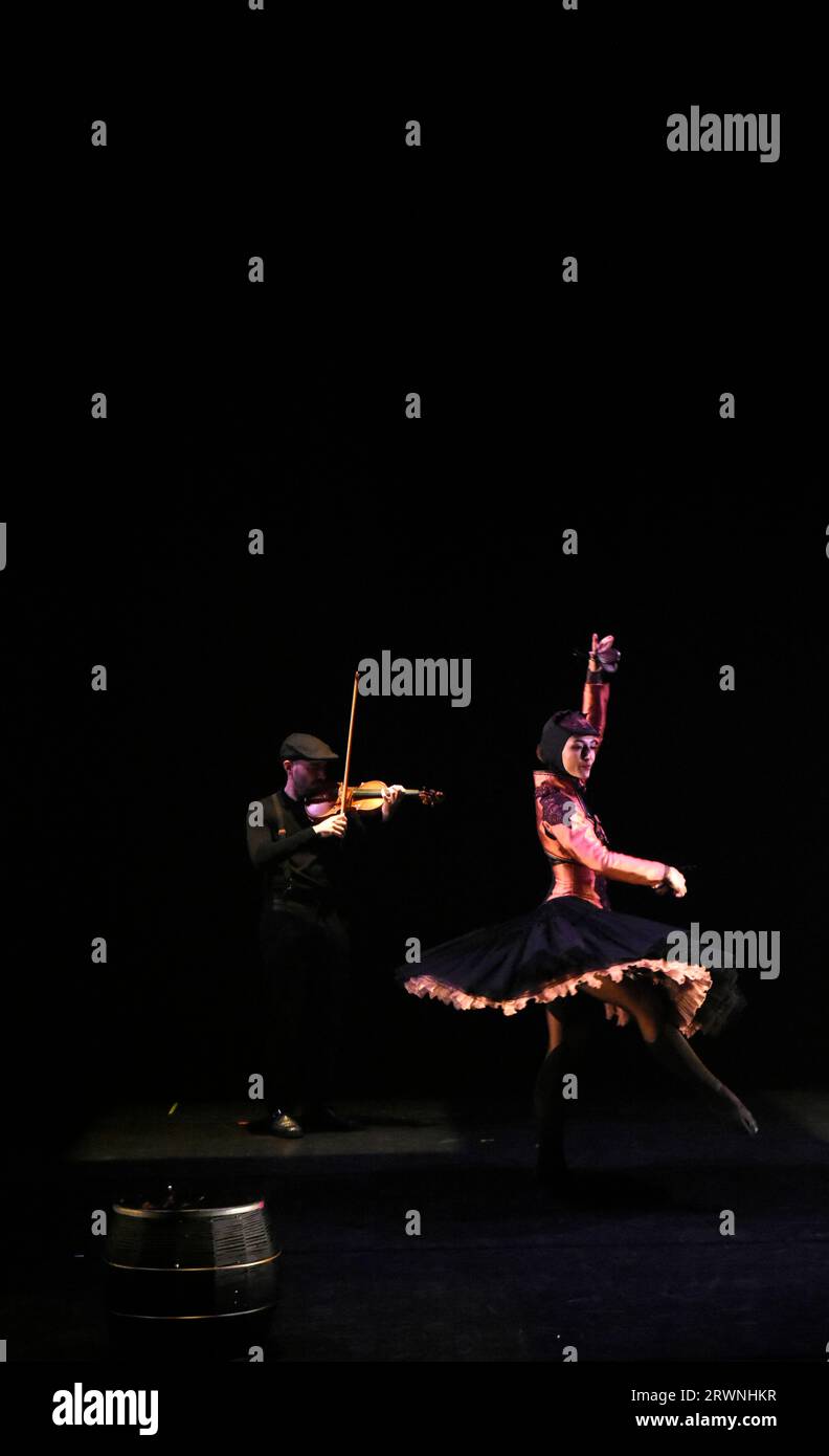 Madrid, Madrid, Spagna. 20 settembre 2023. La ballerina e coreografa Cristina Cazorla esegue in due spettacoli una passeggiata attraverso le usanze e l'essenza della capitale della Spagna attraverso la sua danza e la sua musica (Credit Image: © Richard Zubelzu/ZUMA Press Wire) SOLO USO EDITORIALE! Non per USO commerciale! Foto Stock