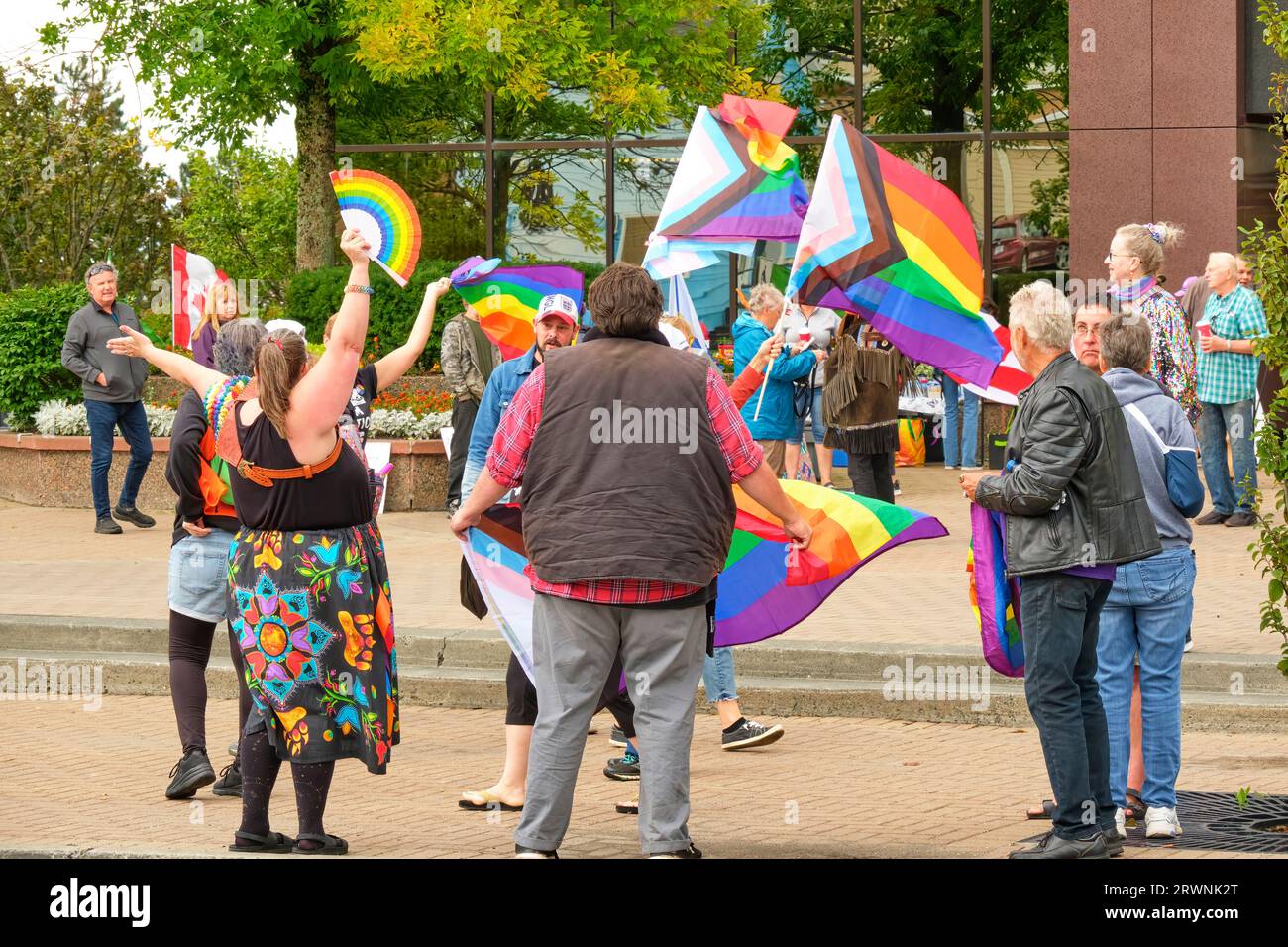 I lati opposti sull'identità di genere nel sistema educativo manifestano di fronte al Municipio di Sydney in nuova Scozia il 20 settembre 2023. Foto Stock