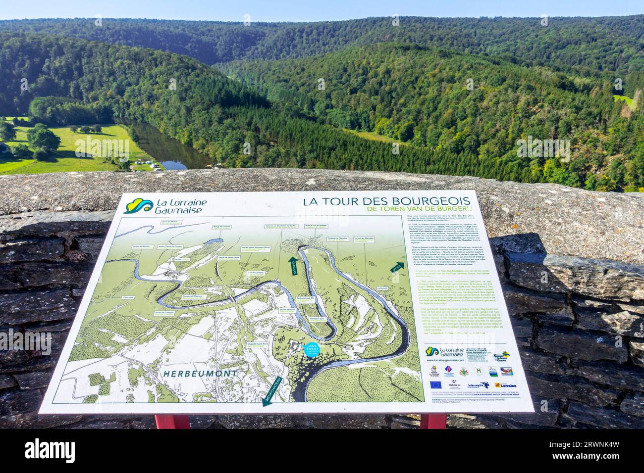 Mappa e vista dal XIII secolo Château d'Herbeumont, castello medievale di Herbeumont, provincia di Lussemburgo, Ardenne belghe, Vallonia, Belgio Foto Stock