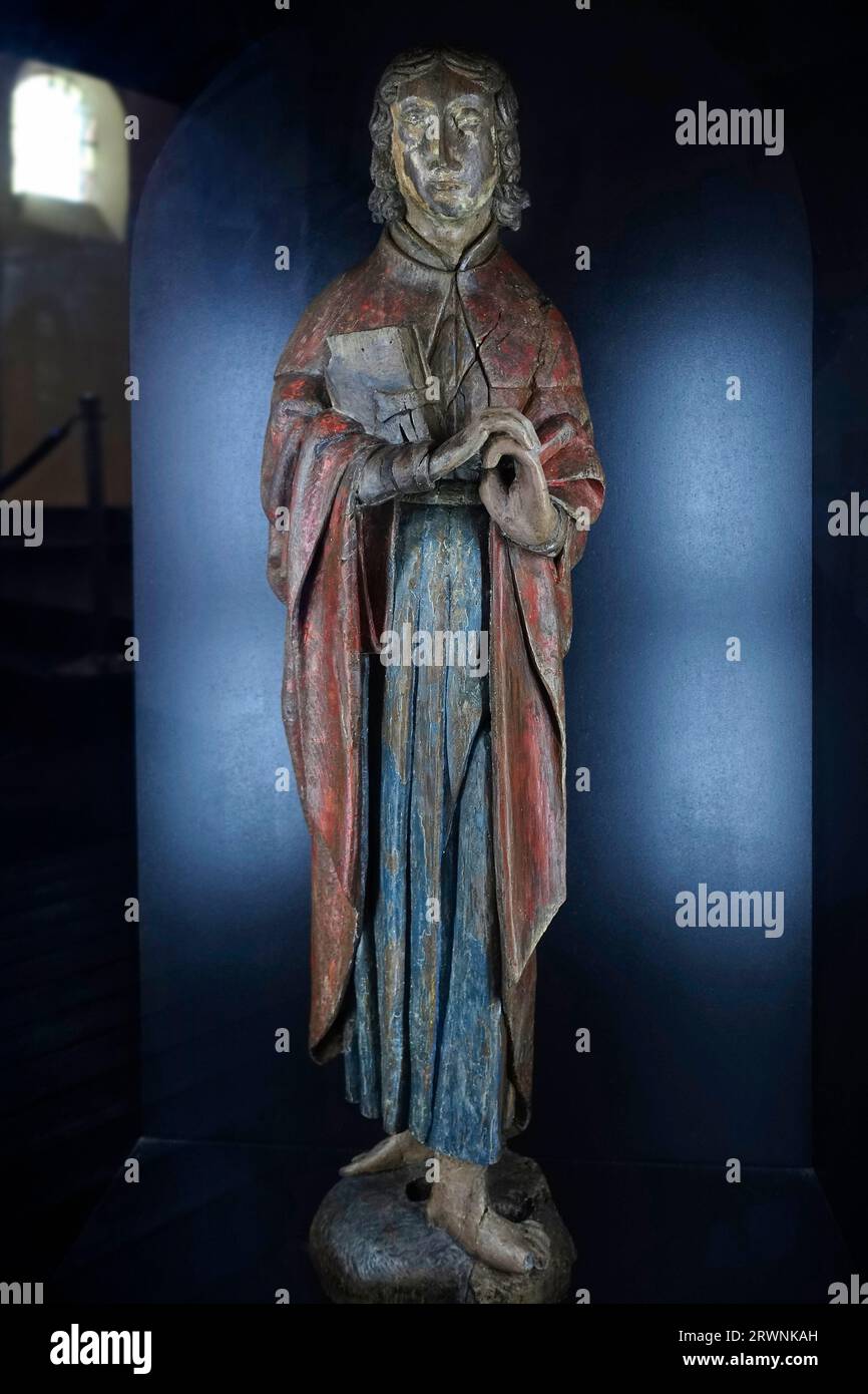 Scultura lignea del XVI secolo del Maître de Waha nella chiesa romanica di Saint Etienne dell'XI secolo, Marche-en-Famenne, Lussemburgo, Belgio Foto Stock