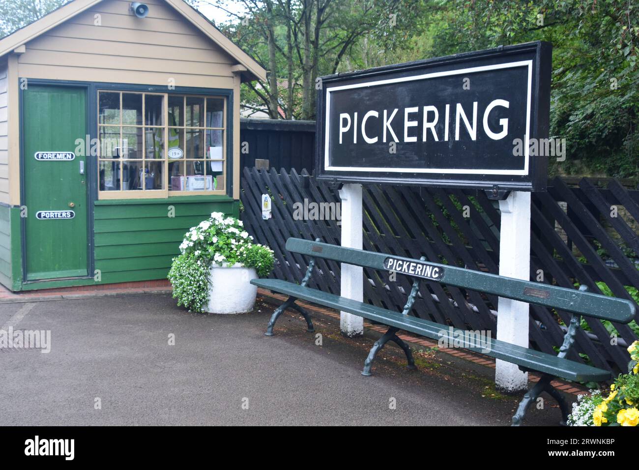 La stazione ferroviaria di Pickering ti riporta all'epoca degli anni '1930, quando i treni a vapore erano re. La stazione costruita per la prima volta nel 1845 è un luogo da non perdere. Foto Stock