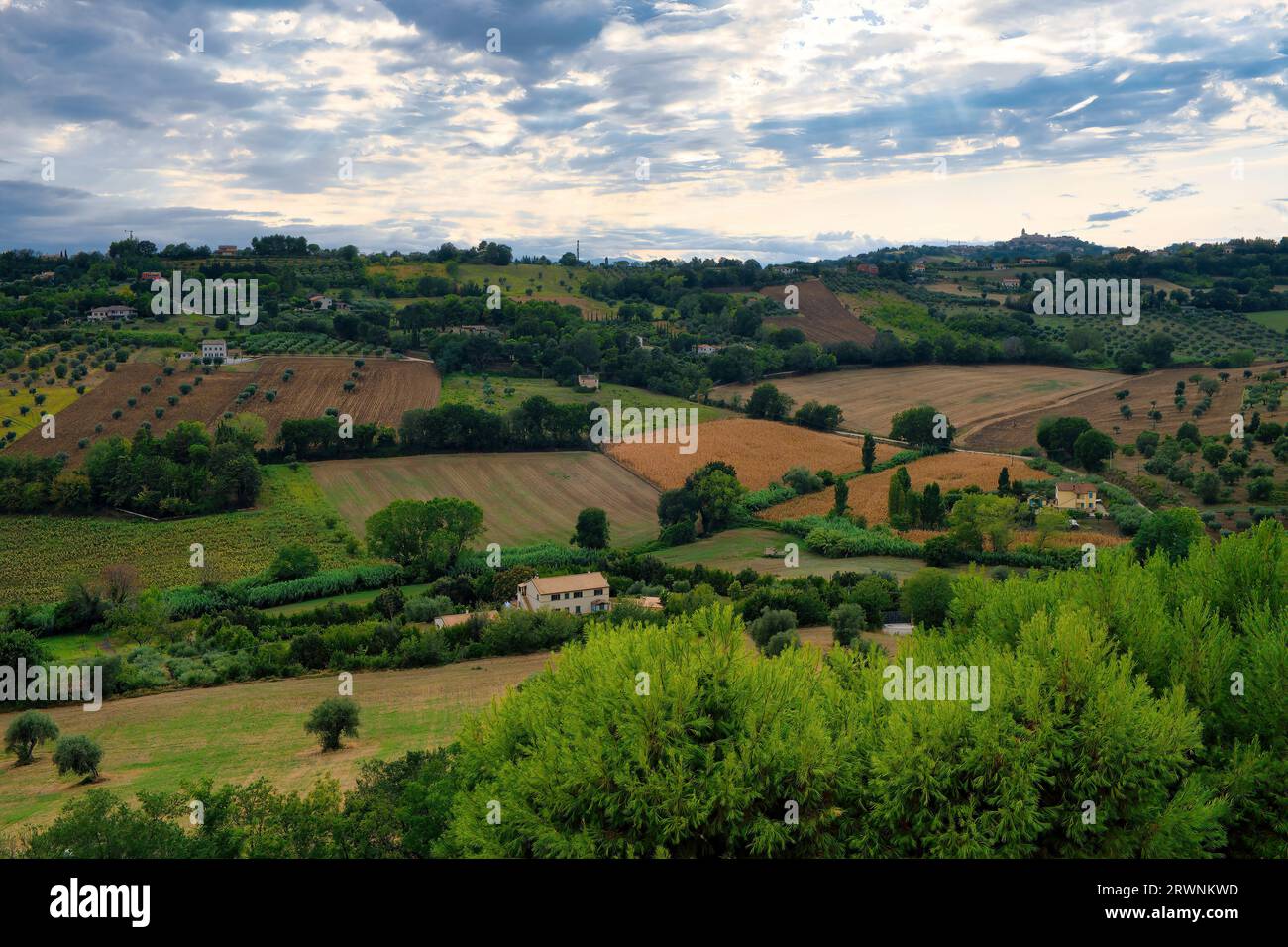 Vista sul paese nelle Marche, nell'Italia centrale Foto Stock