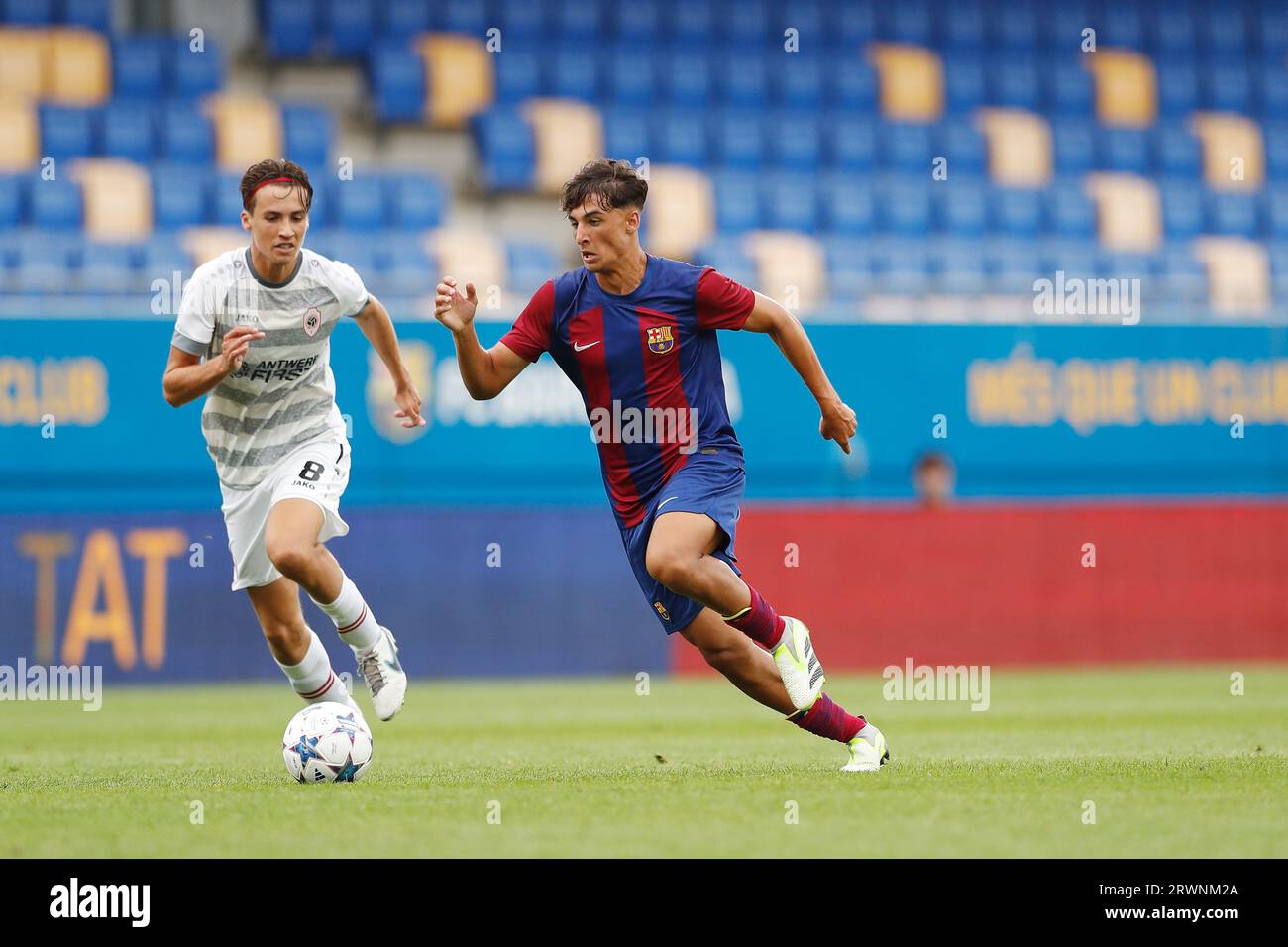 Sant Joan Despi, Spagna. 19 settembre 2023. (L-R) Milan Smits (Anversa), Guillermo Fernandez Casino (Barcellona) calcio: UEFA Youth League gruppo H partita tra FC Barcelona Juvenil A 2-1 Royal Anversa FC U19 all'Estadi Johan Cruyff di Sant Joan Despi, Spagna. Crediti: Mutsu Kawamori/AFLO/Alamy Live News Foto Stock