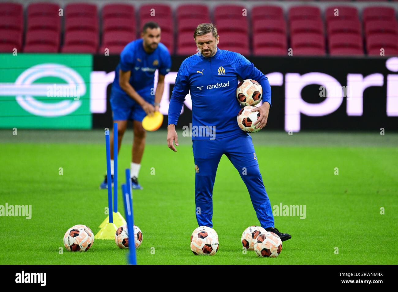 AMSTERDAM - allenatore ad interim Jacques Abardonado dell'Olympique Marsiglia durante l'allenamento per la partita a gironi dell'Europa League contro l'Ajax. La squadra di Amsterdam riceve il club francese nella Johan Cruijff Arena. ANP OLAF KRAAK Foto Stock