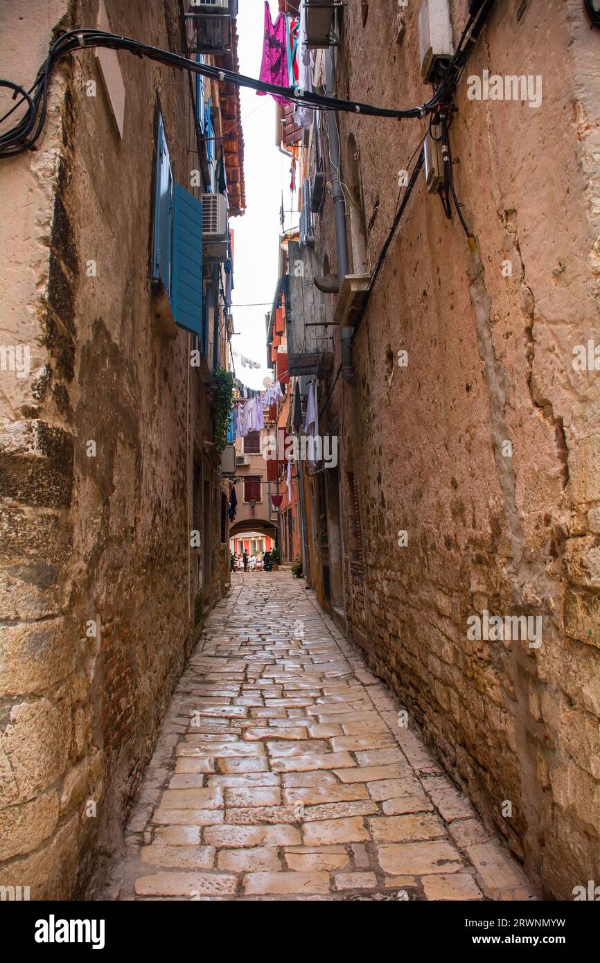 Una tranquilla strada secondaria nel centro storico della città costiera medievale di Rovigno in Istria, Croazia Foto Stock