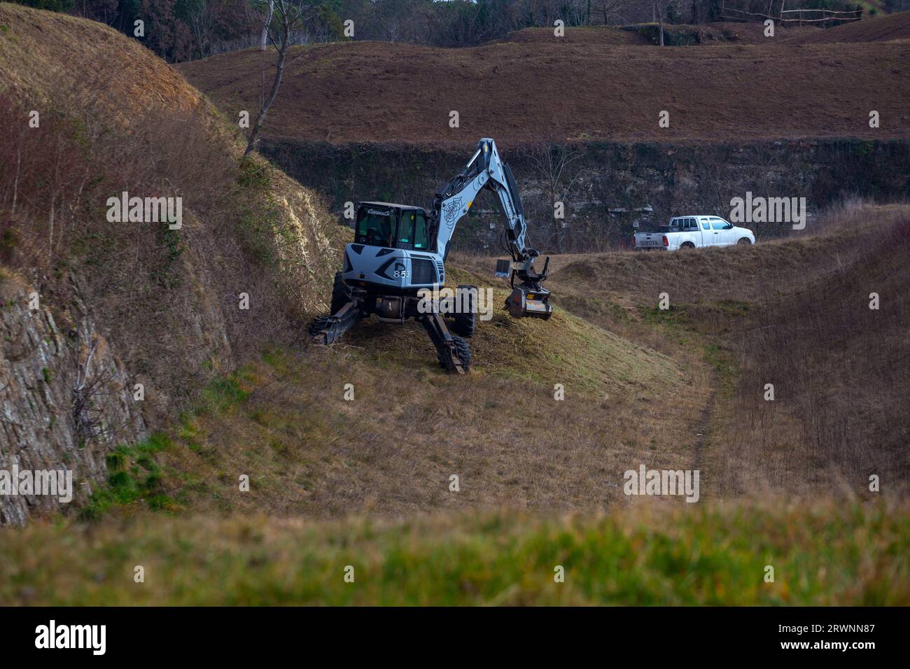 Palmanova, Italia - 20 febbraio 2023: La pala bulldozer escavatore lavora in cantiere Foto Stock