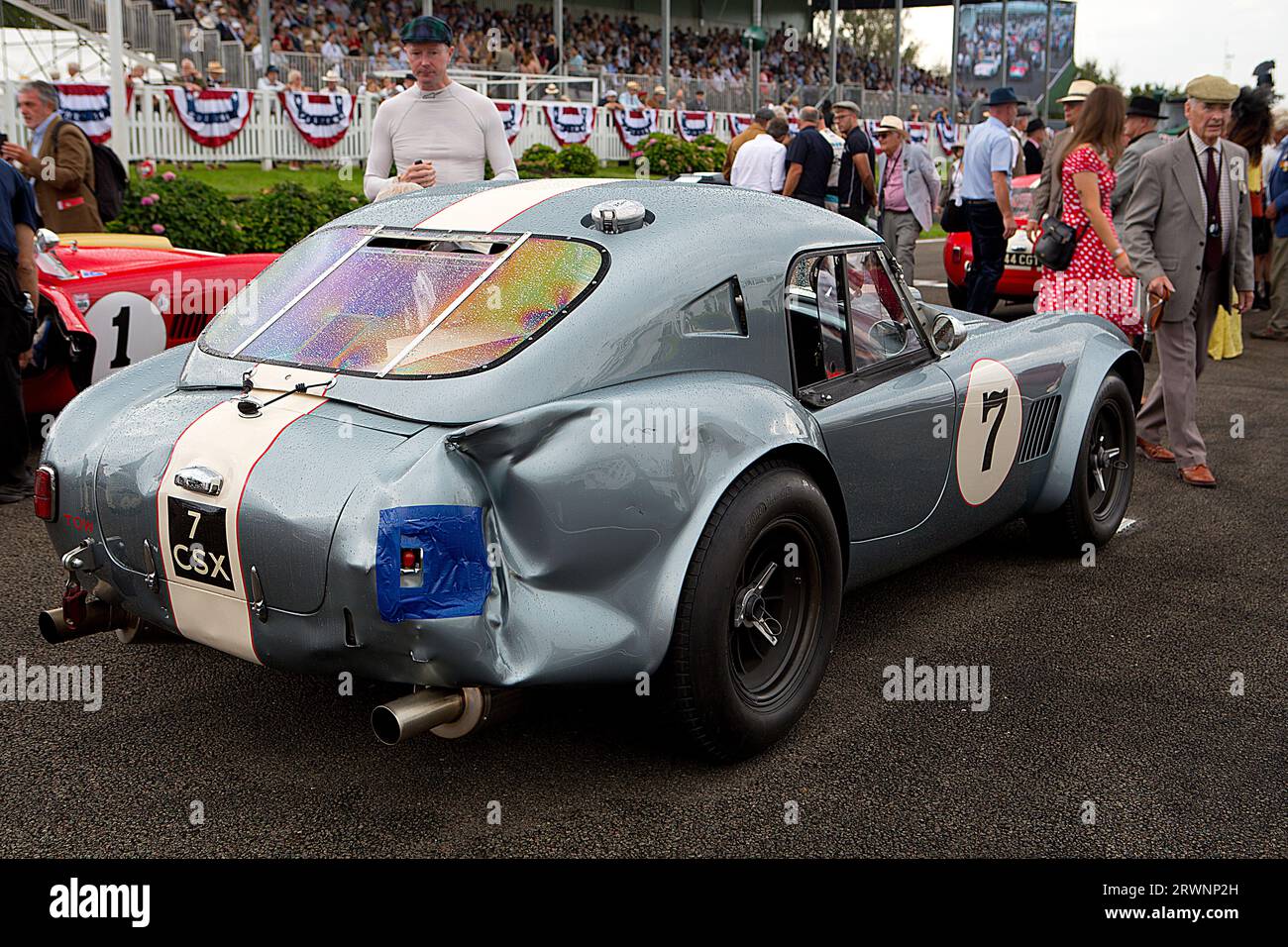 1964 AC Cobra guidata da Saif Assam / Gordon Shedden nella gara Royal Automobile Club TT Celebration al Goodwood Revival Meeting del 10 settembre 2023 in Foto Stock