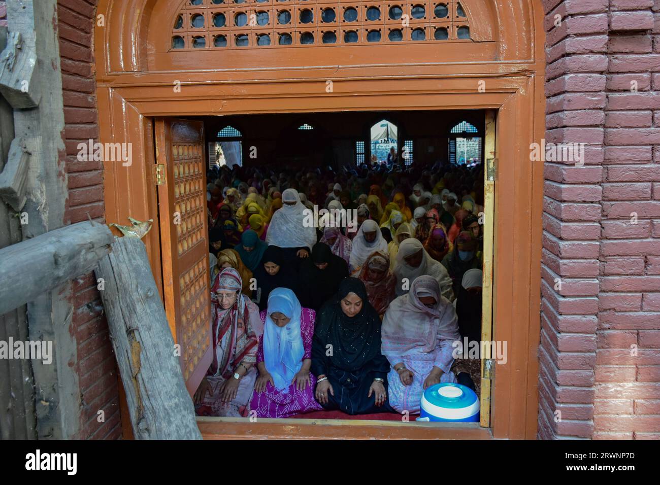 Srinagar, India. 20 settembre 2023. Le donne musulmane Kashmiri offrono preghiere presso il santuario di Naqashband Sahib durante un festival annuale localmente noto come "Khawaja-e-Digar" a Srinagar. Migliaia di devoti provenienti da tutto il Kashmir convergono al santuario di Khwaja Naqshband Sahib per partecipare alle preghiere congregazionali annuali chiamate Khawaja-e-Digar' il 3 di Rabi-ul-Awal, il terzo mese del calendario islamico. Credito: SOPA Images Limited/Alamy Live News Foto Stock