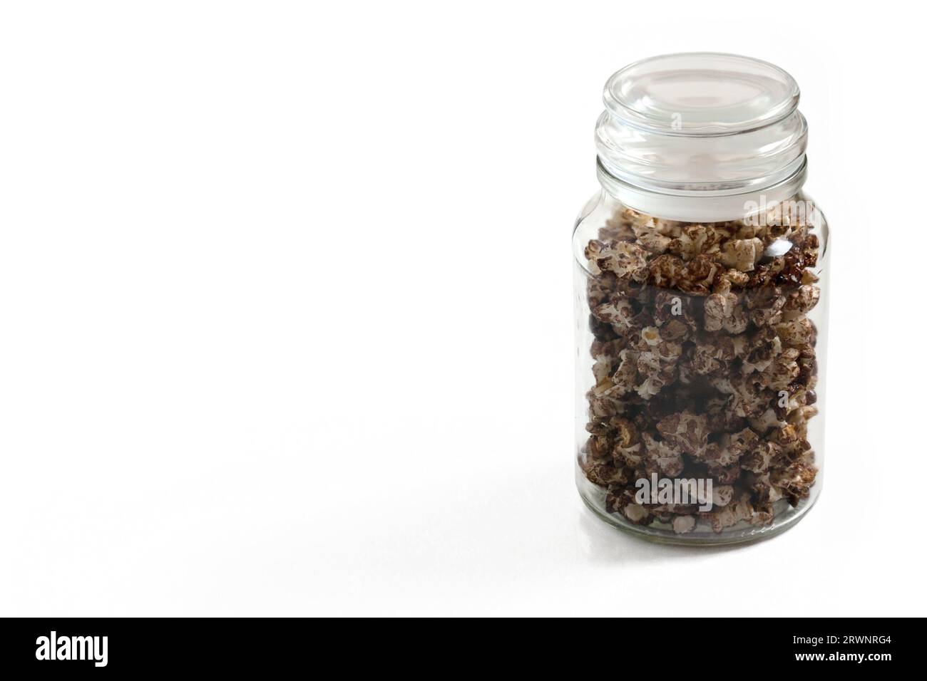 Foto studio di un barattolo di popcorn al cioccolato su sfondo bianco. Foto Stock
