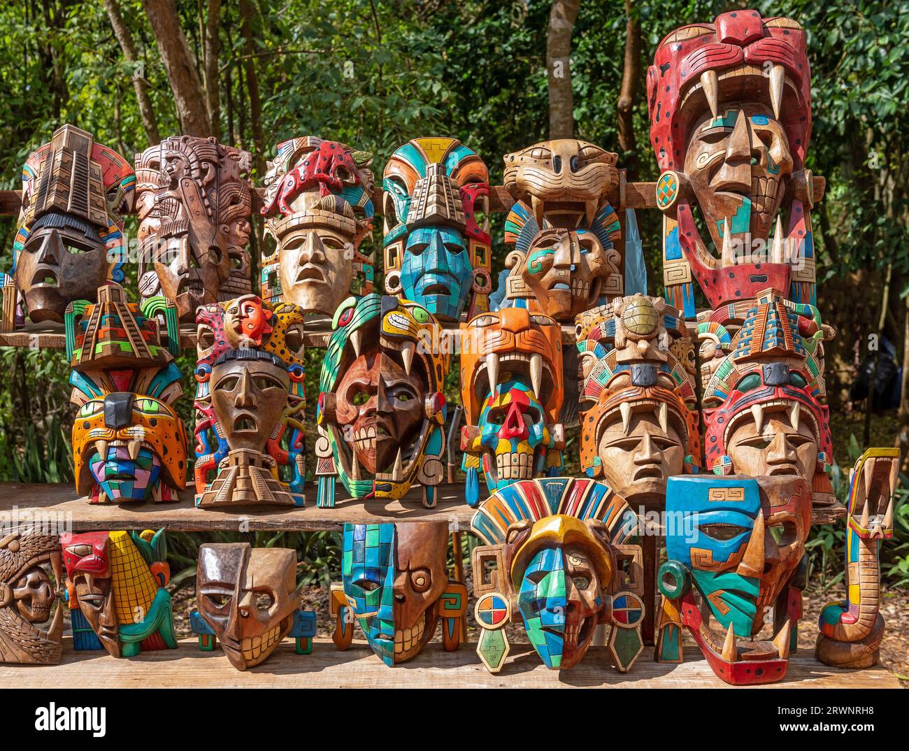 Artigianato messicano souvenir con maschera in legno sul mercato locale di Chichen Itza, Yucatan, Messico. Foto Stock