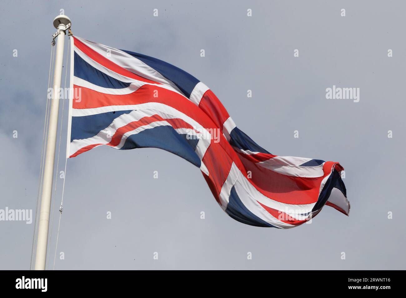 Bandiera britannica che sorvola Downing Street n. 10, Londra, Regno Unito Foto Stock