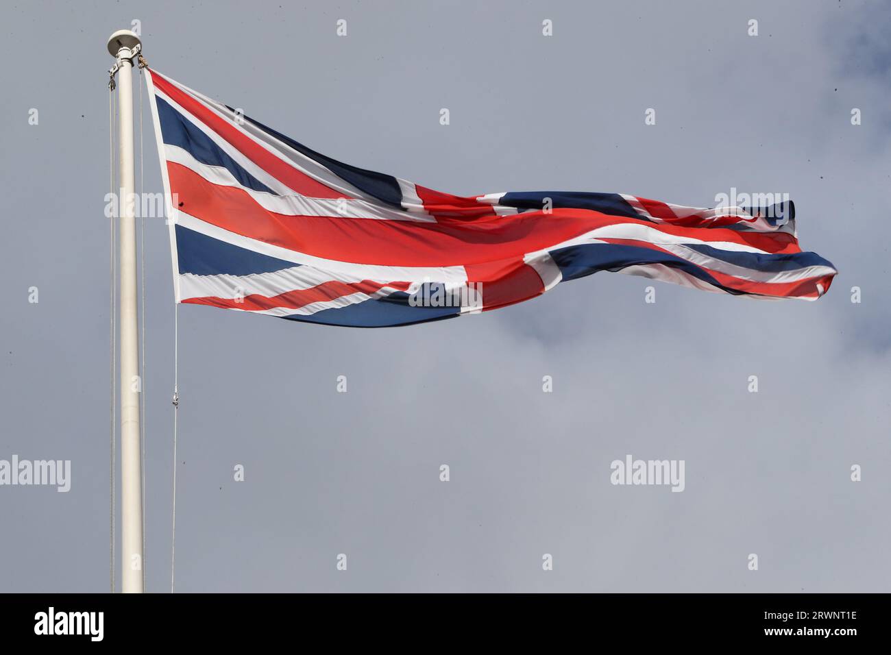 Bandiera britannica che sorvola Downing Street n. 10, Londra, Regno Unito Foto Stock