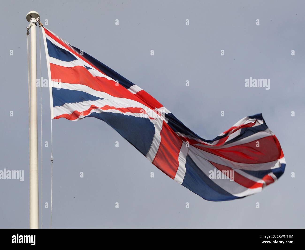 Bandiera britannica che sorvola Downing Street n. 10, Londra, Regno Unito Foto Stock