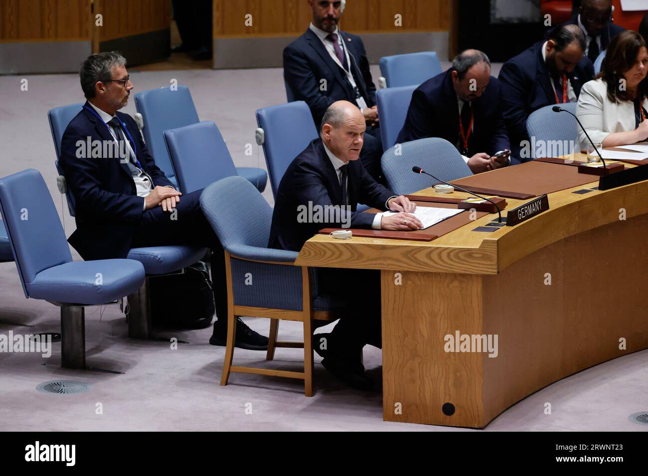 New York, Stati Uniti. 20 settembre 2023. Il Cancelliere tedesco Olaf Scholz parla alla riunione del Consiglio di sicurezza delle Nazioni Unite per sostenere gli scopi e i principi della carta delle Nazioni Unite attraverso un multilateralismo efficace, il mantenimento della pace e della sicurezza dell'Ucraina durante la 78a sessione del dibattito generale presso la sede delle Nazioni Unite mercoledì 20 settembre, 2023 a New York. Foto di Jason Szenes/UPI credito: UPI/Alamy Live News Foto Stock
