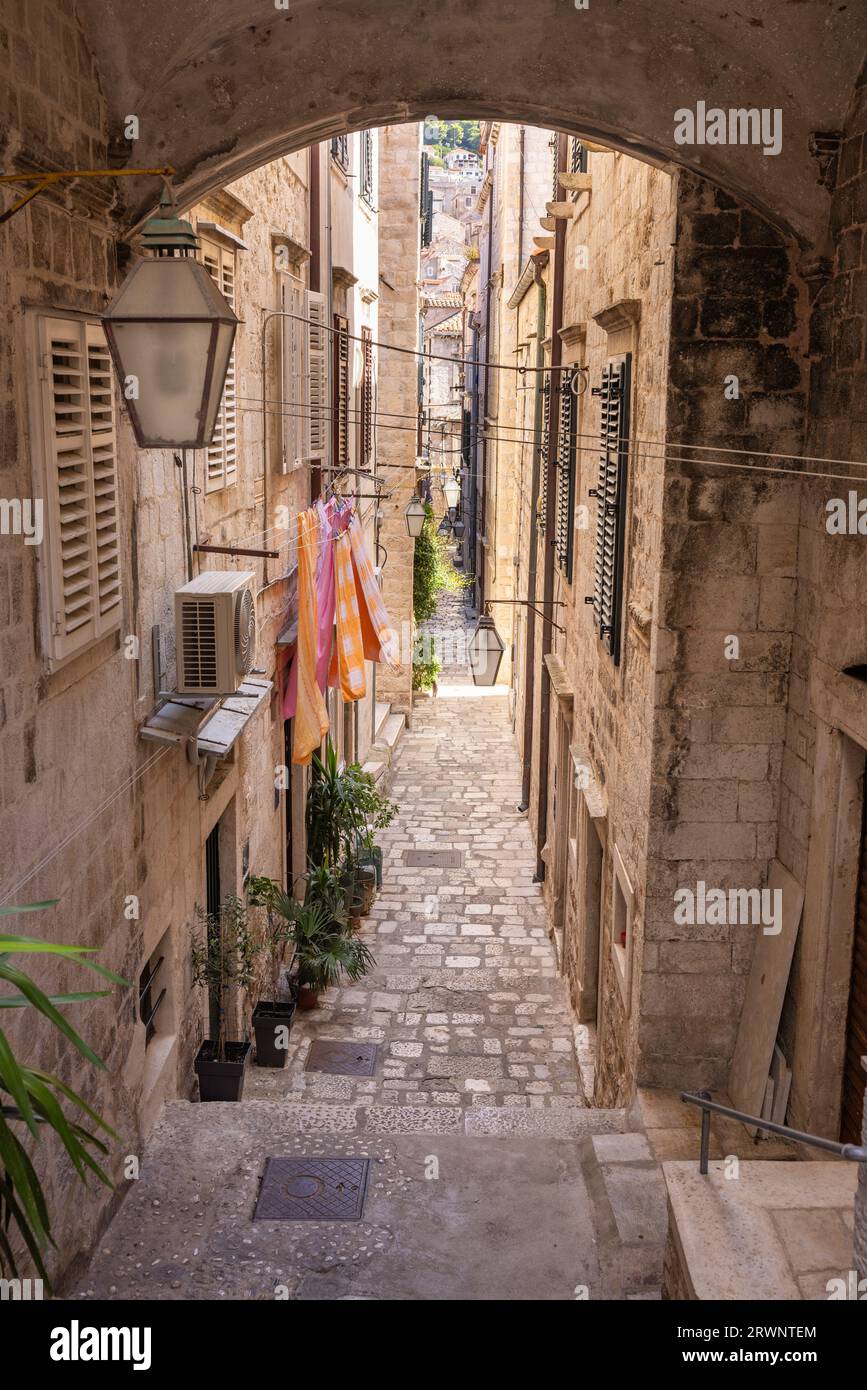 La città medievale di Dubrovnik, Dalmazia, Croazia. Strada stretta con una scala e un arco. Foto Stock