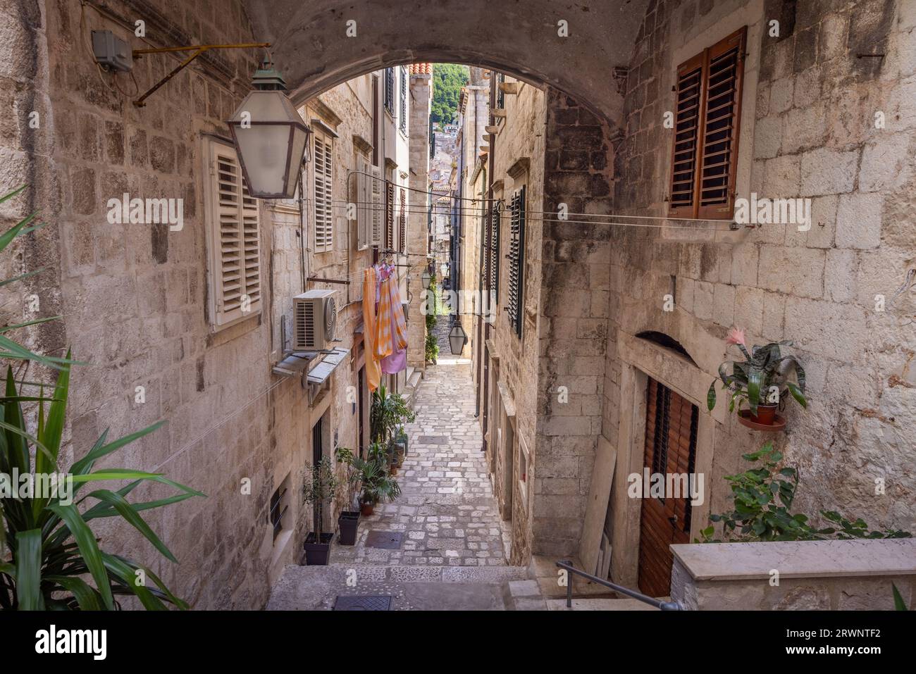 La città medievale di Dubrovnik, Dalmazia, Croazia. Strada stretta con una scala e un arco. Foto Stock