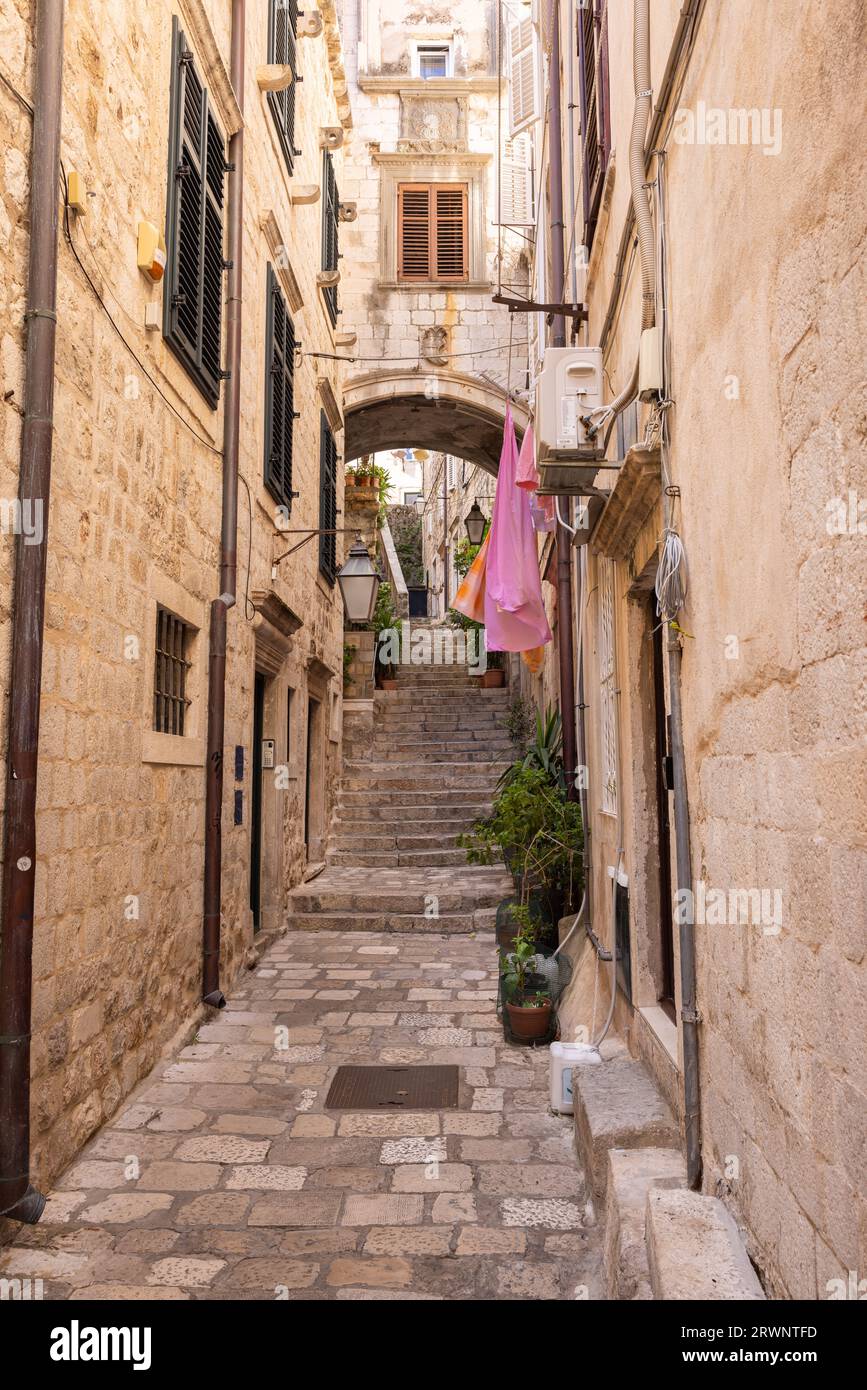 La città medievale di Dubrovnik, Dalmazia, Croazia. Strada stretta con una scala e un arco. Foto Stock