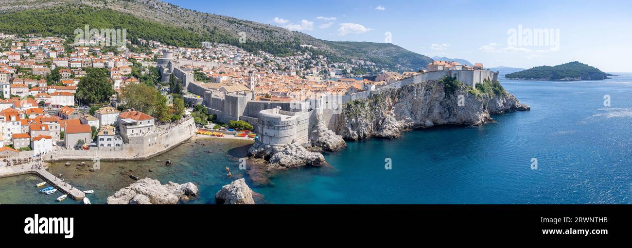 Affacciato sulla città medievale di Dubrovnik con la sua fortificazione, la Dalmazia, la Croazia. Immagine panoramica composta Foto Stock