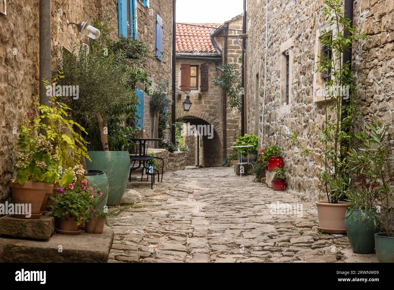 Il bellissimo villaggio di montagna croato Grožnjan nella regione istriana. Foto Stock