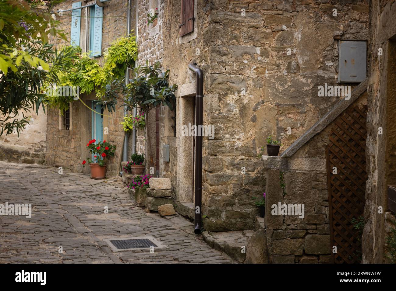 Il bellissimo villaggio di montagna croato Grožnjan nella regione istriana. Foto Stock
