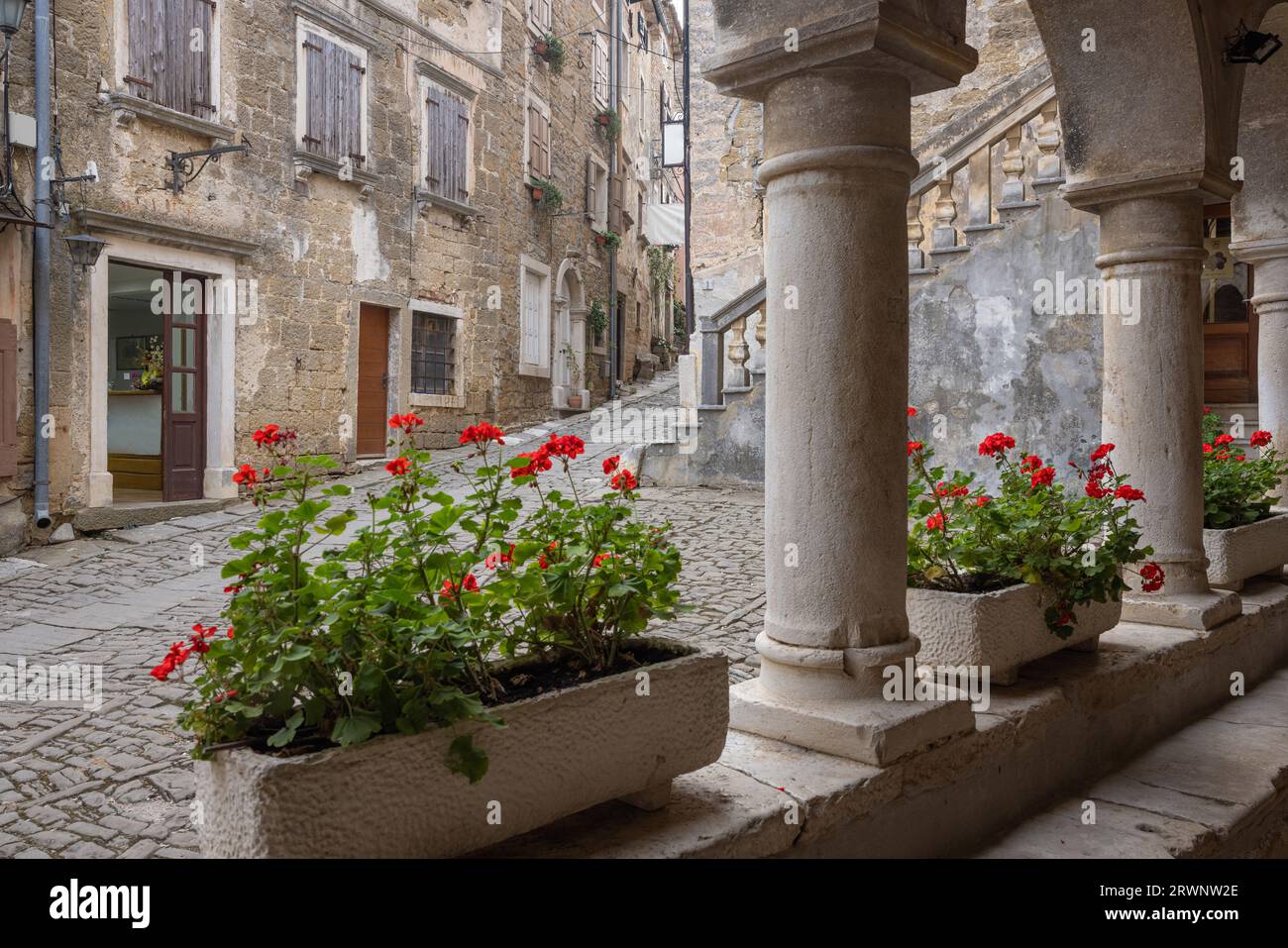 Il bellissimo villaggio di montagna croato Grožnjan nella regione istriana. Foto Stock