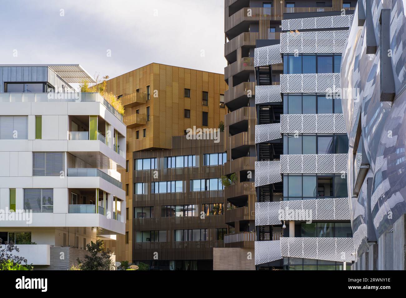 Vista paesaggistica degli edifici di architettura urbana contemporanea nel moderno quartiere di Port Marianne, Montpellier, Francia Foto Stock