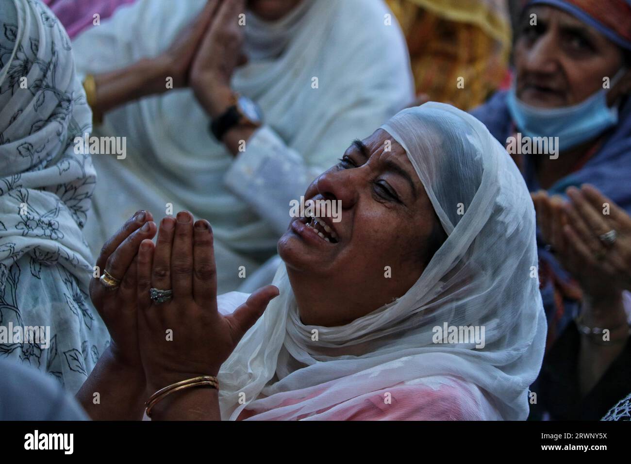 Srinagar Kashmir, India. 20 settembre 2023. Una donna prega durante le preghiere congregazionali annuali chiamate ''Khoja Digar'' il 3 di Rabi-ul-Awwal, il terzo mese del calendario islamico, presso il santuario di San Sufi Khawaja Naqashband sahib a Srinagar. Il 20 settembre 2023 a Srinagar Kashmir, India. (Immagine di credito: © Firdous Nazir/eyepix via ZUMA Press Wire) SOLO USO EDITORIALE! Non per USO commerciale! Foto Stock