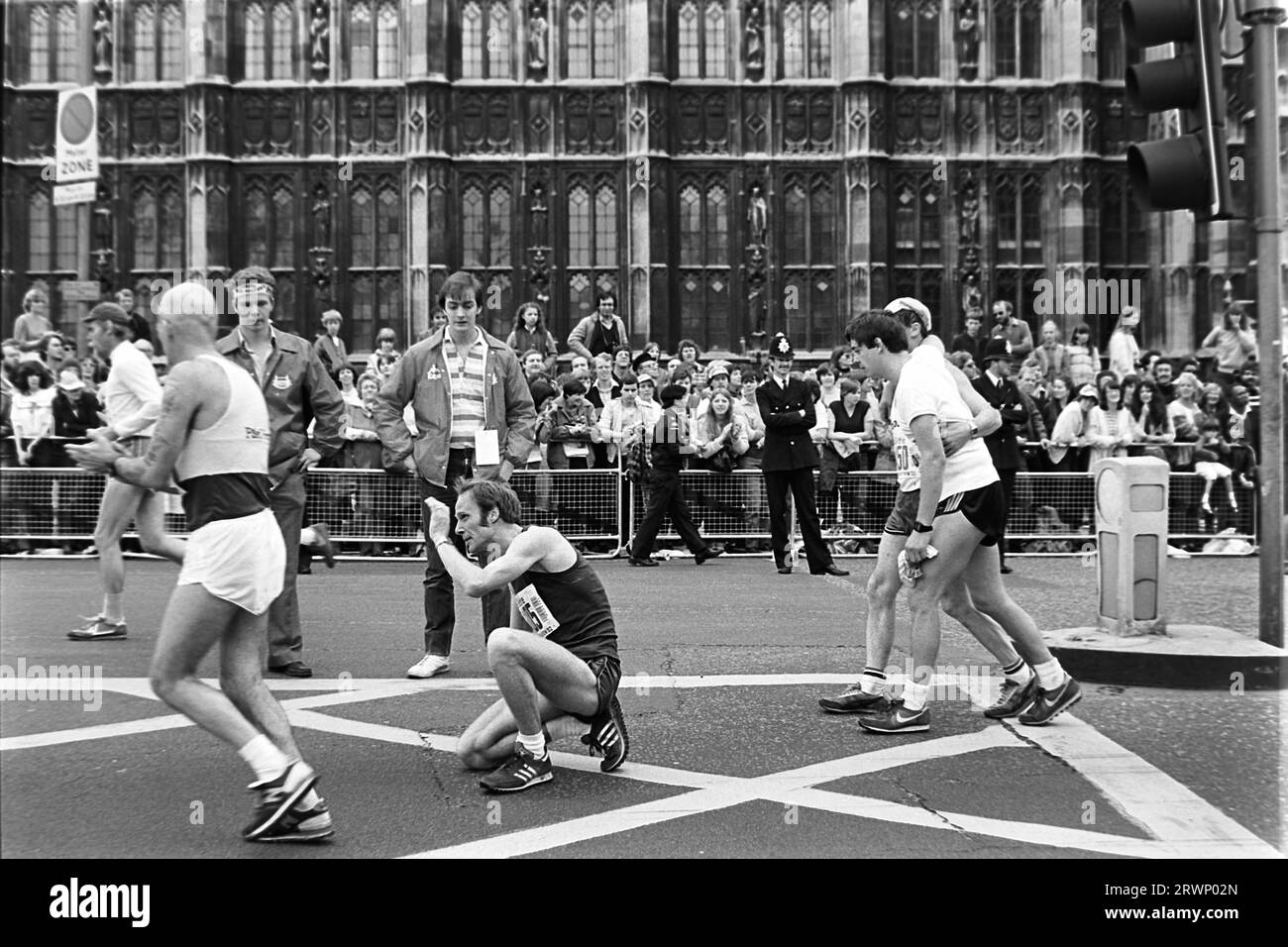 Runner lotta per completare la maratona di Londra 1982 Foto Stock