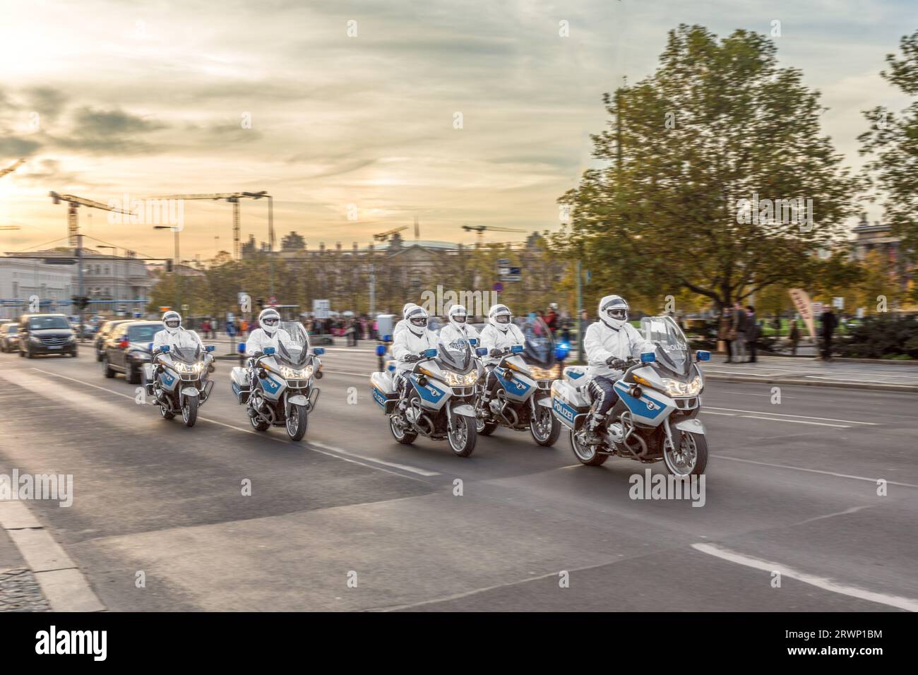 Berlino, Germania - 27 ottobre 2014: La polizia in moto assiste i politici stranieri come guardia d'onore quando si guida in auto all'incontro con il funzionario Foto Stock