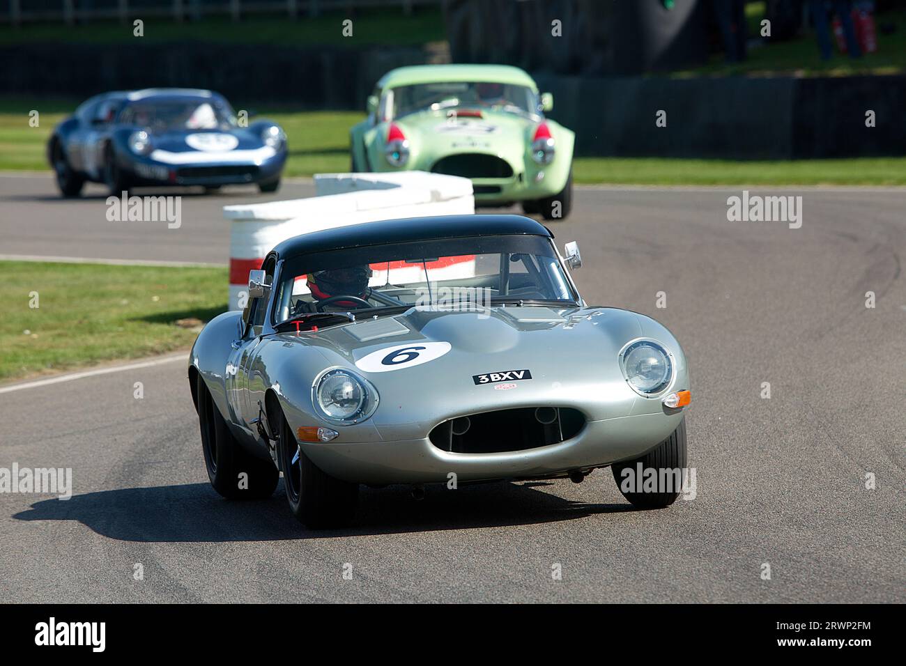 1961Jaguar e-TYPE "semi-leggera" guidata da Pedro de la Rosa / Joaquin Folch-Rusinol nella gara Royal Automobile Club TT Celebration a Goodw Foto Stock