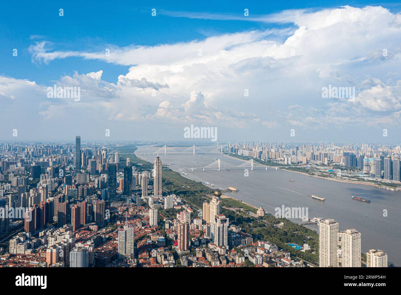 Una vista aerea di un vibrante paesaggio urbano metropolitano caratterizzato da un gruppo di edifici: Wuhan Foto Stock