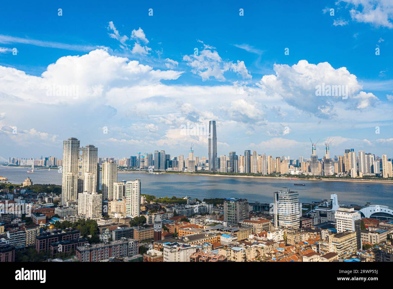 Una vista aerea di un vibrante paesaggio urbano metropolitano caratterizzato da un gruppo di edifici: Wuhan Foto Stock