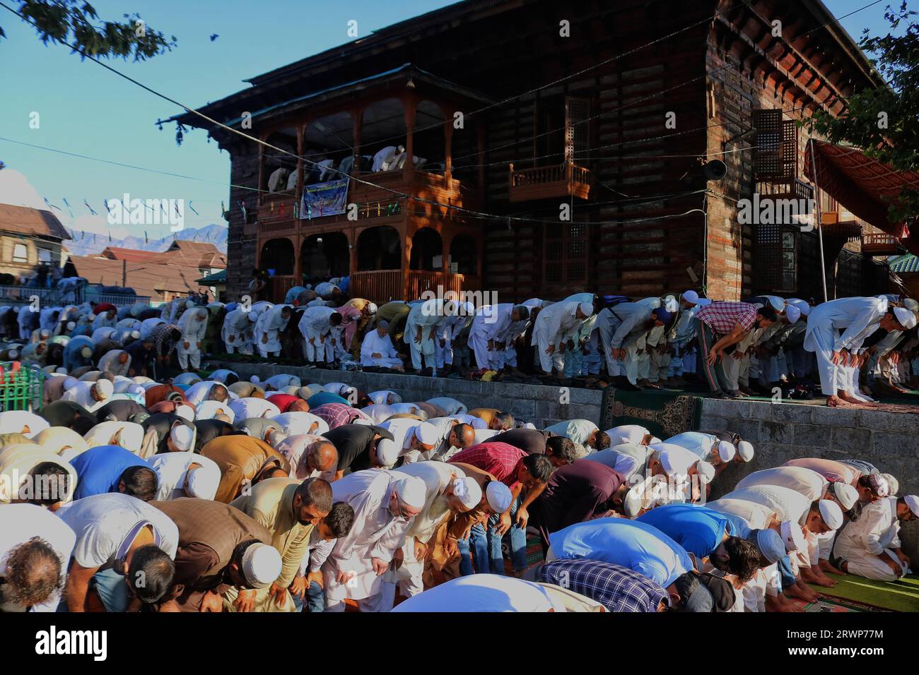 Srinagar, India. 20 settembre 2023. 20 settembre 2023, Srinagar Kashmir, India: I musulmani offrono preghiere congregazionali annuali chiamate "Khoja Digar" il 3 di Rabi-ul-Awwal, il terzo mese del calendario islamico, presso il santuario di San Sufi Khawaja Naqashband sahib a Srinagar. Il 20 settembre 2023 a Srinagar Kashmir, India. (Foto di Firdous Nazir/Eyepix Group/Sipa USA) credito: SIPA USA/Alamy Live News Foto Stock