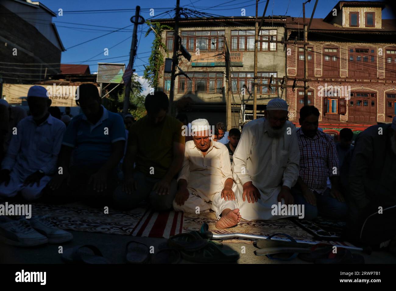 Srinagar, India. 20 settembre 2023. 20 settembre 2023, Srinagar Kashmir, India: I musulmani offrono preghiere congregazionali annuali chiamate "Khoja Digar" il 3 di Rabi-ul-Awwal, il terzo mese del calendario islamico, presso il santuario di San Sufi Khawaja Naqashband sahib a Srinagar. Il 20 settembre 2023 a Srinagar Kashmir, India. (Foto di Firdous Nazir/Eyepix Group/Sipa USA) credito: SIPA USA/Alamy Live News Foto Stock