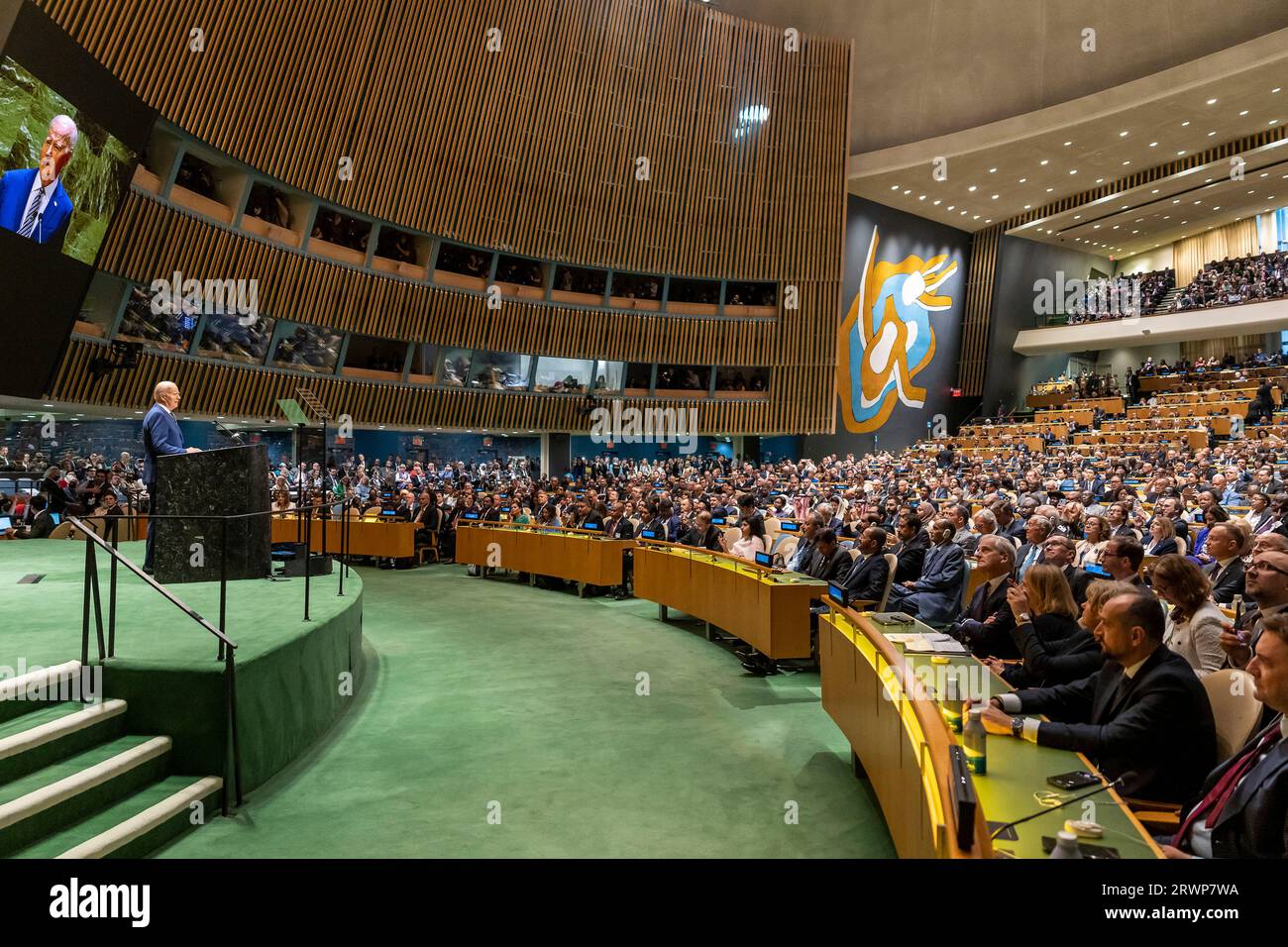 New York, Stati Uniti. 19 settembre 2023. Il presidente degli Stati Uniti Joe Biden si rivolge all'assemblea generale delle Nazioni Unite presso la sede delle Nazioni Unite, il 19 settembre 2023, a New York City, New York. Credito: Adam Schultz/White House Photo/Alamy Live News Foto Stock