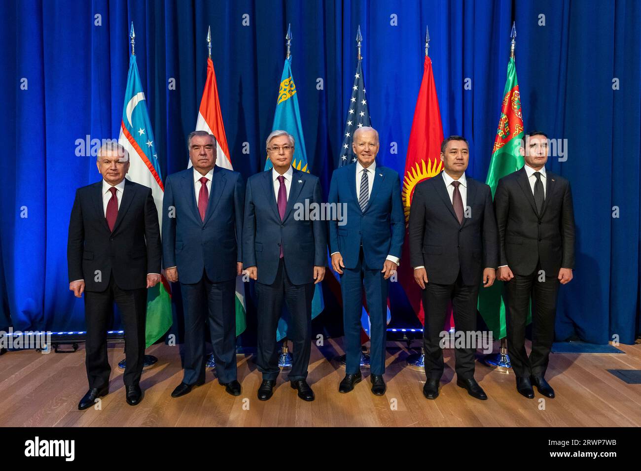 New York, Stati Uniti. 19 settembre 2023. Il presidente degli Stati Uniti Joe Biden, al centro, posa con i membri C5 1 durante il primo vertice presidenziale alla missione degli Stati Uniti presso l'U.N, il 19 settembre 2023, a New York City, New York. Da sinistra a destra: Il presidente uzbeko Shavkat Mirziyoyev, il presidente tagiko Emomali Rahmon, il presidente kazako Kassym-Jomart Tokayev, il presidente degli Stati Uniti Biden, il presidente del Kirghizistan Sadyr Zhaparov, il presidente turkmeno Serdar Berdymukhamedov. Credito: Adam Schultz/White House Photo/Alamy Live News Foto Stock