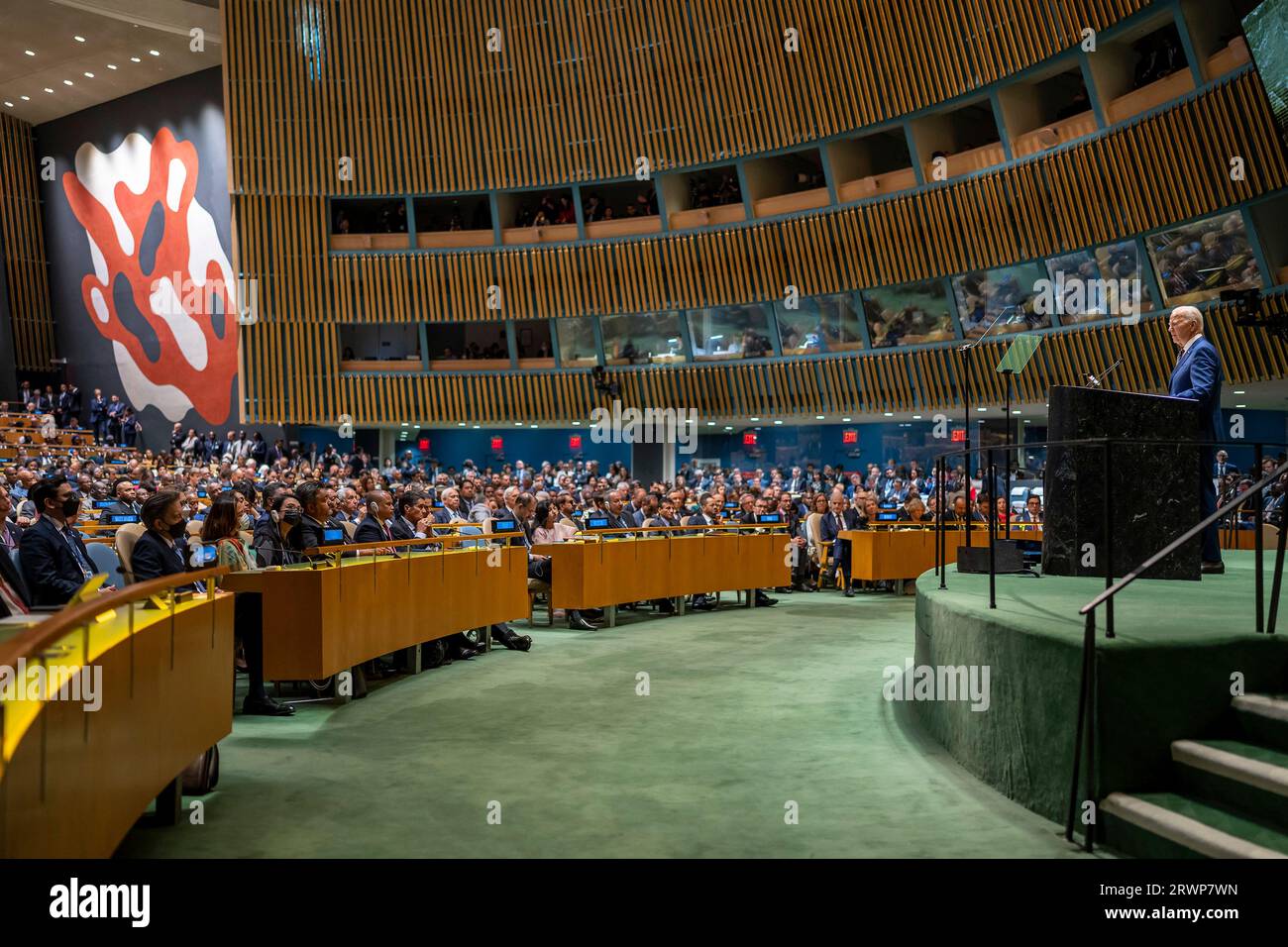 New York, Stati Uniti. 19 settembre 2023. Il presidente degli Stati Uniti Joe Biden si rivolge all'assemblea generale delle Nazioni Unite presso la sede delle Nazioni Unite, il 19 settembre 2023, a New York City, New York. Credito: Adam Schultz/White House Photo/Alamy Live News Foto Stock