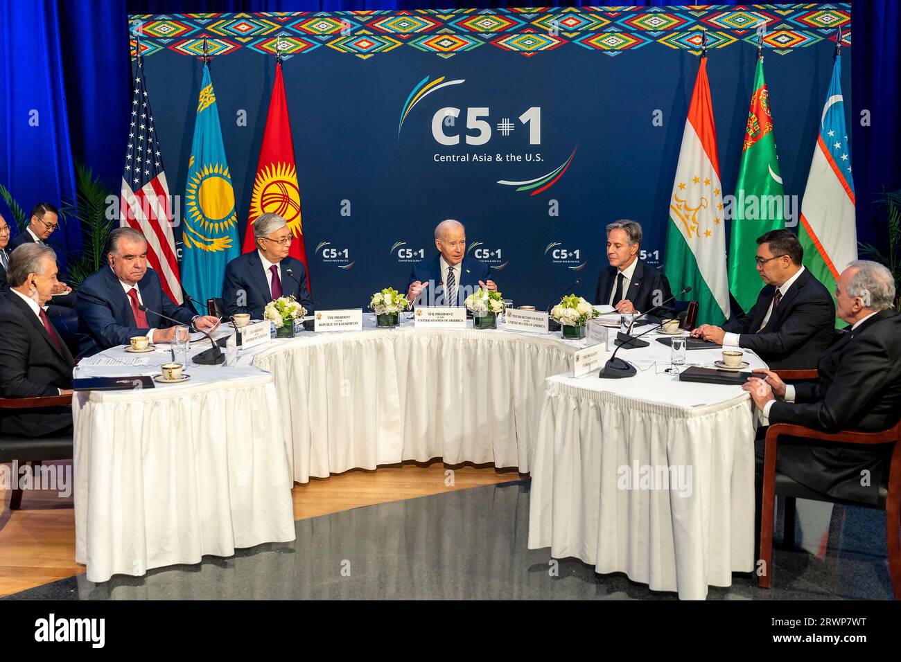 New York, Stati Uniti. 19 settembre 2023. Il presidente degli Stati Uniti Joe Biden, centro, ospita il primo summit presidenziale C5 1 alla missione degli Stati Uniti presso l'U.N, 19 settembre 2023, a New York City, New York. Da sinistra a destra: Il presidente uzbeko Shavkat Mirziyoyev, il presidente tagiko Emomali Rahmon, il presidente kazako Kassym-Jomart Tokayev, il presidente degli Stati Uniti Biden, il segretario di Stato degli Stati Uniti Antony Blinken, il presidente del Kirghizistan Sadyr Zhaparov, il presidente turkmeno Serdar Berdymukhamedov. Credito: Adam Schultz/White House Photo/Alamy Live News Foto Stock